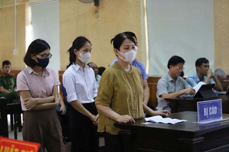 Vụ n&acirc;ng gi&aacute; thiết bị dạy học ở H&agrave; Tĩnh: Gi&aacute;m đốc v&agrave; ph&oacute; gi&aacute;m đốc c&ugrave;ng lĩnh &aacute;n- Ảnh 1.