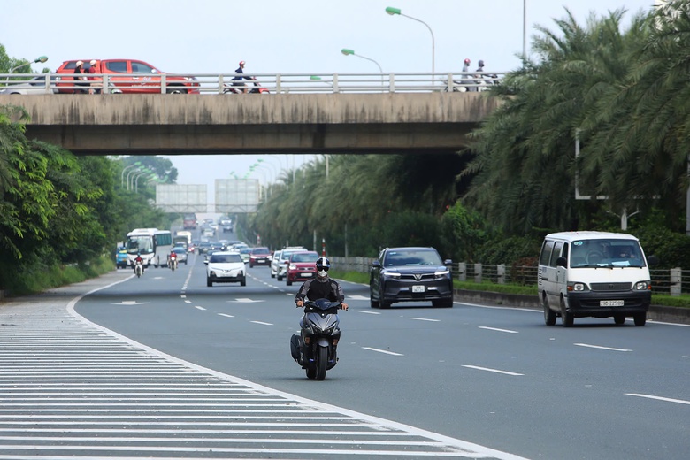 Nhiều xe m&aacute;y "lạc lối" tr&ecirc;n Đại lộ Thăng Long, tẩu tho&aacute;t bất th&agrave;nh khi gặp CSGT- Ảnh 4.