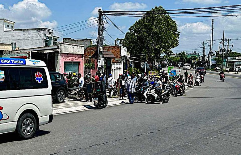 Vị tr&iacute; nạn nh&acirc;n được ph&aacute;t hiện t&iacute;m t&aacute;i v&agrave; được xe cứu thương đưa đi cấp cứu nhưng đ&atilde; tử vong - Ảnh: Duy Tuấn.