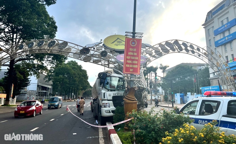 Xe chở kh&iacute; gas mất l&aacute;i t&ocirc;ng sập cổng ch&agrave;o ở trung t&acirc;m TP Bu&ocirc;n Ma Thuột- Ảnh 1.