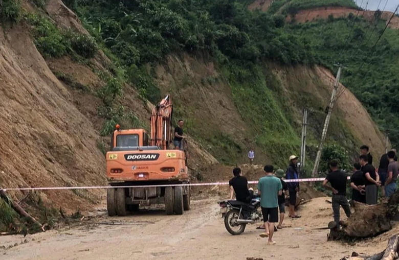 H&agrave; Giang: Mưa lớn, đất đ&aacute; sạt lở v&agrave;o nh&agrave; d&acirc;n khiến 1 người chết, 2 người bị thương- Ảnh 2.