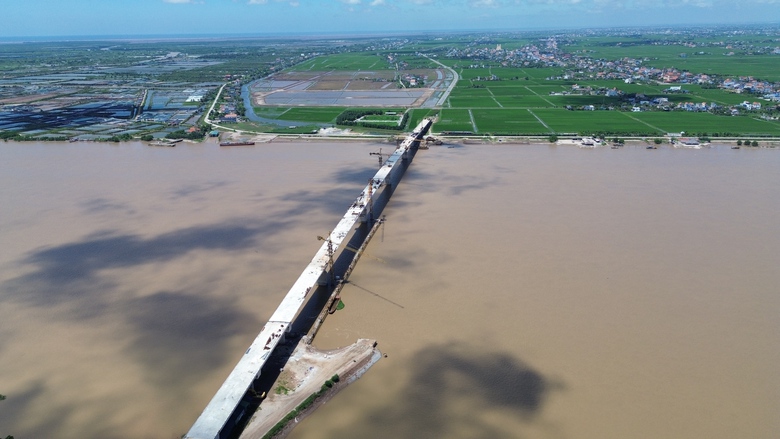 Cầu gần 1.000 tỷ vượt s&ocirc;ng Hồng nối Th&aacute;i B&igrave;nh - Nam Định chuẩn bị hợp long- Ảnh 2.