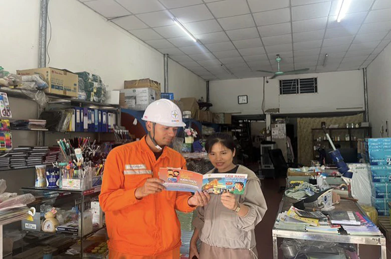 PC Vĩnh Phúc thực hiện công tác tuyên truyền an toàn sử dụng điện, phòng chống cháy nổ- Ảnh 1.