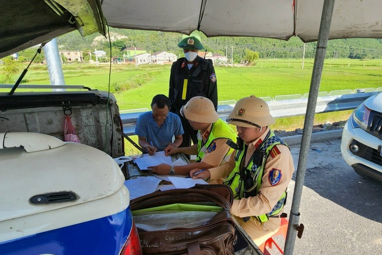 Ph&aacute;t hiện xe đầu k&eacute;o đi v&agrave;o đường cấm, t&agrave;i xế dương t&iacute;nh với ma t&uacute;y- Ảnh 1.
