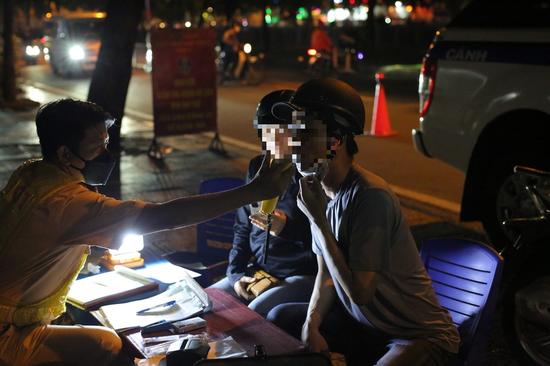 Bị ph&aacute;t hiện vi phạm nồng độ cồn, nam thanh ni&ecirc;n tăng ga bỏ chạy- Ảnh 2.