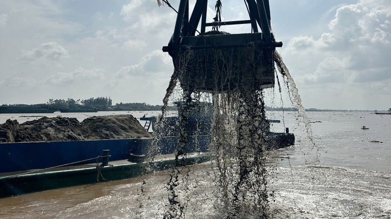 Mỏ c&aacute;t khai th&aacute;c phục vụ cao tốc v&agrave;o m&ugrave;a lũ c&oacute; gặp kh&oacute;?- Ảnh 1.