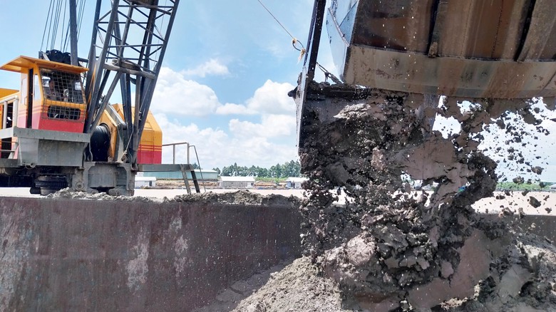 Mỏ c&aacute;t khai th&aacute;c phục vụ cao tốc v&agrave;o m&ugrave;a lũ c&oacute; gặp kh&oacute;?- Ảnh 3.