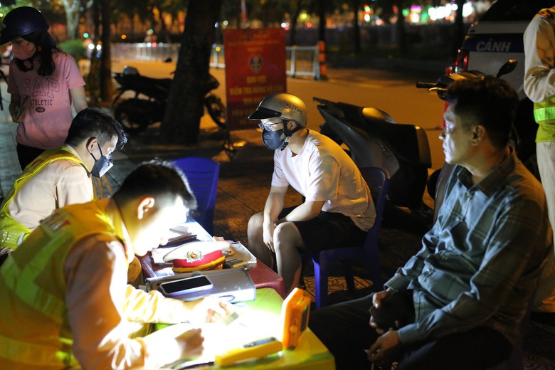 Bị ph&aacute;t hiện vi phạm nồng độ cồn, nam thanh ni&ecirc;n tăng ga bỏ chạy- Ảnh 1.