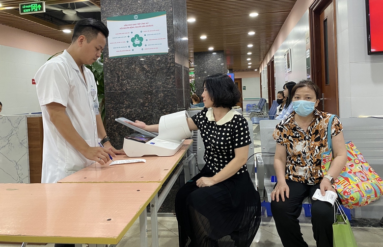 Hết cảnh chen ch&acirc;n chờ kh&aacute;m ở Bệnh viện Bạch Mai- Ảnh 2.