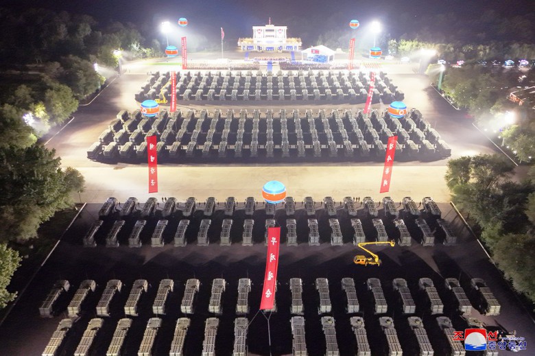 Triều Tiên chuyển 250 bệ phóng tên lửa đạn đạo chiến thuật kiểu mới đến gần Hàn Quốc- Ảnh 3. Triều Tiên chuyển 250 bệ phóng tên lửa đạn đạo chiến thuật kiểu mới đến gần Hàn Quốc- Ảnh 3.