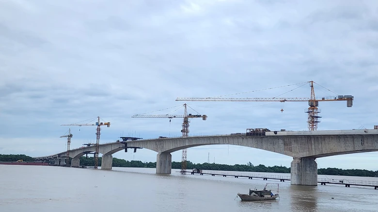 Cầu gần 1.000 tỷ vượt s&ocirc;ng Hồng nối Th&aacute;i B&igrave;nh - Nam Định chuẩn bị hợp long- Ảnh 3.