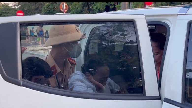 CSGT Quảng B&igrave;nh d&ugrave;ng xe chuy&ecirc;n dụng đưa nữ du kh&aacute;ch H&agrave; Nội đi cấp cứu- Ảnh 1.