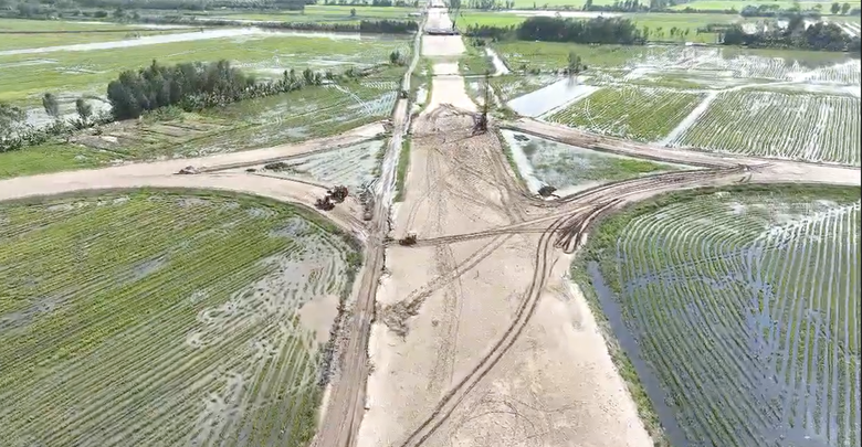 Lộ diện cao tốc Cần Thơ - Cà Mau sau 19 tháng thi công- Ảnh 5. Lộ diện cao tốc Cần Thơ - Cà Mau sau 19 tháng thi công- Ảnh 5.