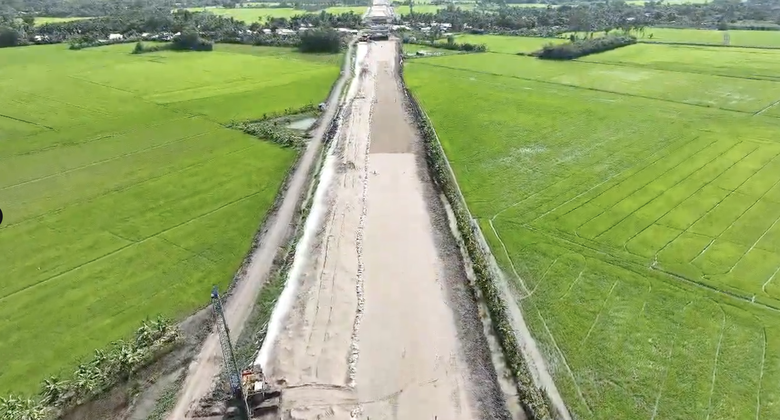 Lộ diện cao tốc Cần Thơ - Cà Mau sau 19 tháng thi công- Ảnh 1. Lộ diện cao tốc Cần Thơ - Cà Mau sau 19 tháng thi công- Ảnh 1.