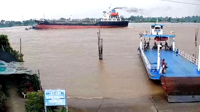 Tàu hàng va chạm phà ở An Giang: Nước sâu, chưa vớt được xe tải rơi xuống sông- Ảnh 1. Tàu hàng va chạm phà ở An Giang: Nước sâu, chưa vớt được xe tải rơi xuống sông- Ảnh 1.