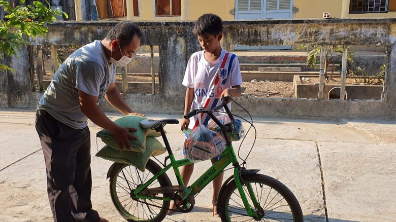 Người đ&agrave;n &ocirc;ng m&ecirc; l&agrave;m đẹp đường qu&ecirc;- Ảnh 1.