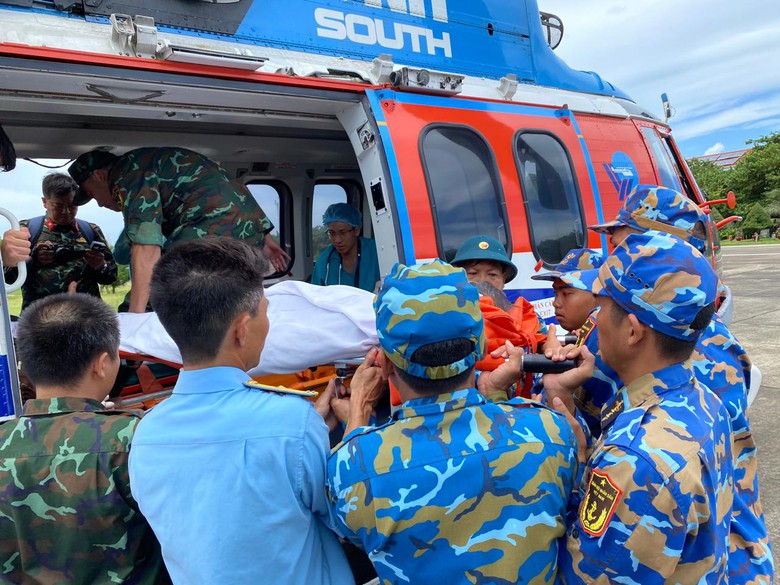 Trực thăng đưa ngư d&acirc;n bị tai nạn nứt sọ n&atilde;o từ Trường Sa về đất liền- Ảnh 1.