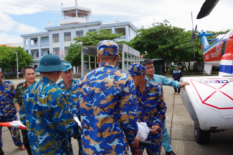 Trực thăng đưa ngư d&acirc;n bị tai nạn nứt sọ n&atilde;o từ Trường Sa về đất liền- Ảnh 2.