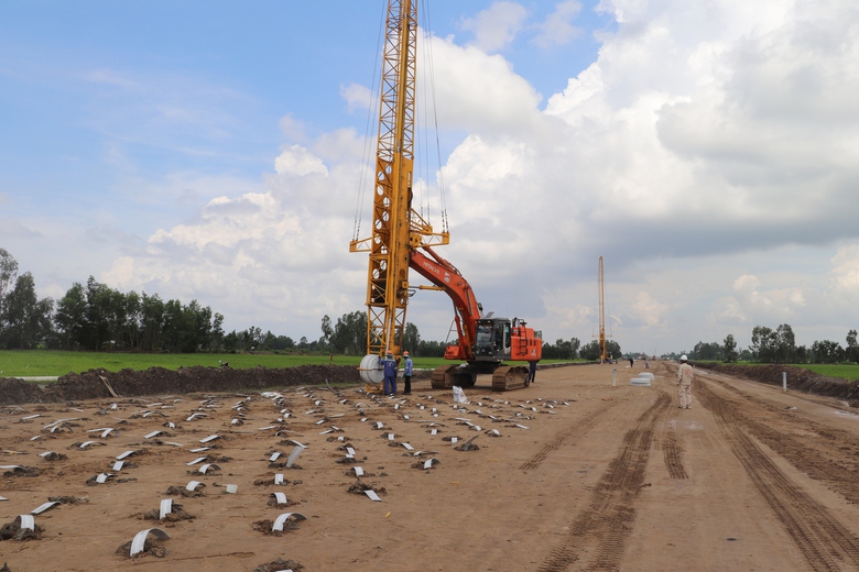 Lộ diện cao tốc Cần Thơ - Cà Mau sau 19 tháng thi công- Ảnh 6. Lộ diện cao tốc Cần Thơ - Cà Mau sau 19 tháng thi công- Ảnh 6.