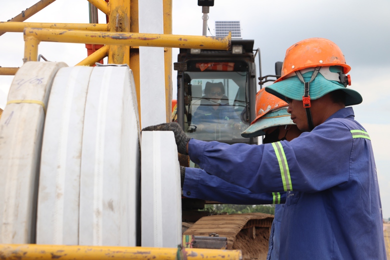 Lộ diện cao tốc Cần Thơ - Cà Mau sau 19 tháng thi công- Ảnh 8. Lộ diện cao tốc Cần Thơ - Cà Mau sau 19 tháng thi công- Ảnh 8.