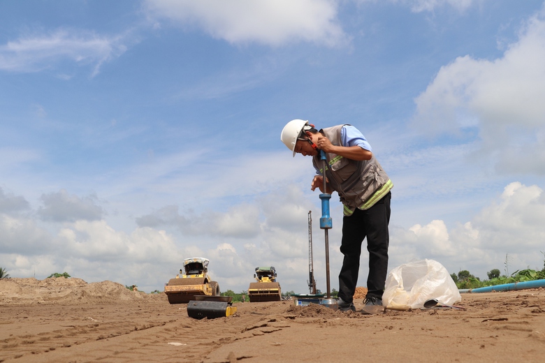 Lộ diện cao tốc Cần Thơ - Cà Mau sau 19 tháng thi công- Ảnh 10. Lộ diện cao tốc Cần Thơ - Cà Mau sau 19 tháng thi công- Ảnh 10.
