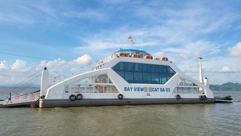 Cận cảnh ph&agrave; hiện đại 200 tấn đưa đ&oacute;n kh&aacute;ch ra đảo C&aacute;t B&agrave;- Ảnh 9.