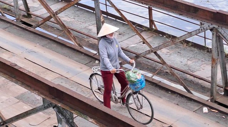 Người d&acirc;n bất an khi qua lại cầu sắt thủng lỗ chỗ- Ảnh 2.