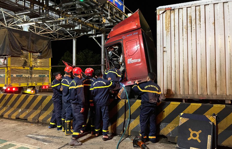 Hiện trường vụ va chạm giao th&ocirc;ng tại trạm thu ph&iacute; BOT Đức Long Gia Lai.