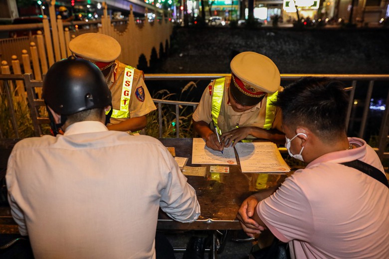 CSGT đo nồng độ cồn về đ&ecirc;m, h&agrave;ng loạt t&agrave;i xế xe m&aacute;y d&iacute;nh phạt- Ảnh 12.