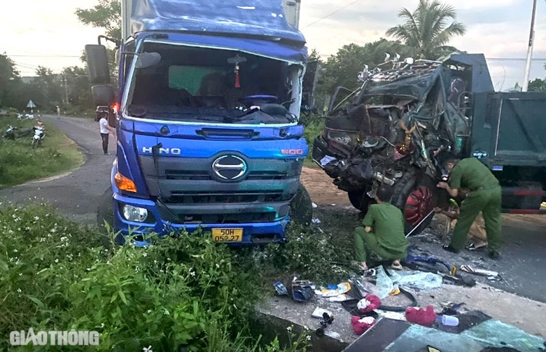 C&uacute; t&ocirc;ng mạnh khiến cabin xe ben bị bẹp d&uacute;m.