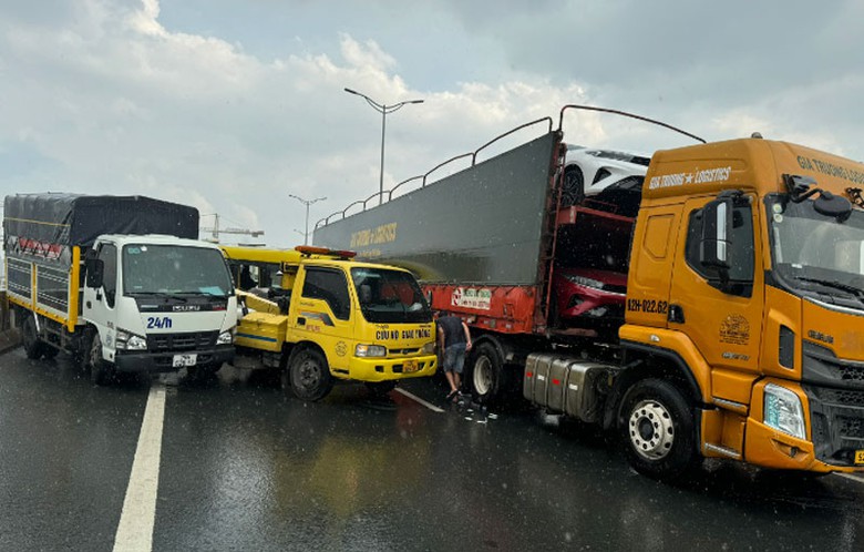 Hiện trường vụ tai nạn giao th&ocirc;ng li&ecirc;n ho&agrave;n giữa 5 &ocirc; t&ocirc; tr&ecirc;n đường V&agrave;nh đai 3 tr&ecirc;n cao.