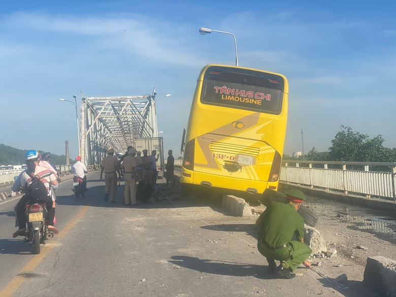 Xe kh&aacute;ch vắt vẻo dải ph&acirc;n c&aacute;ch cứng tr&ecirc;n cầu Bến Thủy 1- Ảnh 1.
