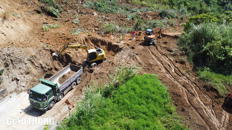 Nửa quả đồi sạt xuống QL279 g&acirc;y tắc nghẽn cục bộ- Ảnh 2.