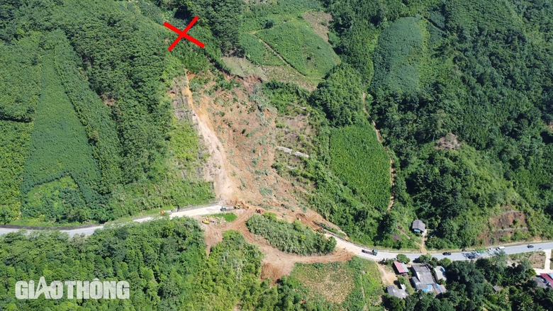 Nửa quả đồi sạt xuống QL279 g&acirc;y tắc nghẽn cục bộ- Ảnh 1.