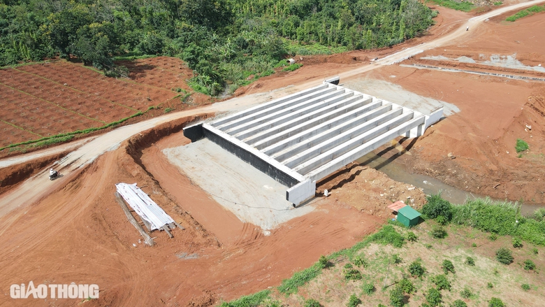 Tận thấy lao phiến dầm cầu đầu ti&ecirc;n tr&ecirc;n cao tốc Kh&aacute;nh H&ograve;a - Bu&ocirc;n Ma Thuột- Ảnh 4.