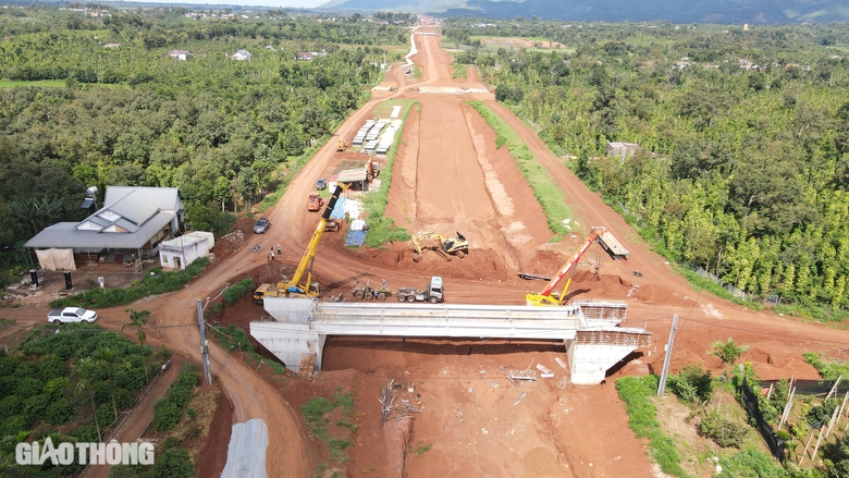 Tận thấy lao phiến dầm cầu đầu ti&ecirc;n tr&ecirc;n cao tốc Kh&aacute;nh H&ograve;a - Bu&ocirc;n Ma Thuột- Ảnh 10.