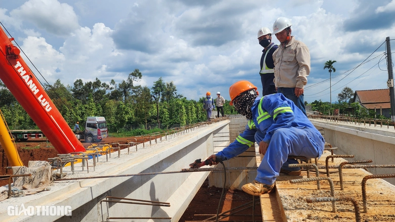 Tận thấy lao phiến dầm cầu đầu ti&ecirc;n tr&ecirc;n cao tốc Kh&aacute;nh H&ograve;a - Bu&ocirc;n Ma Thuột- Ảnh 7.