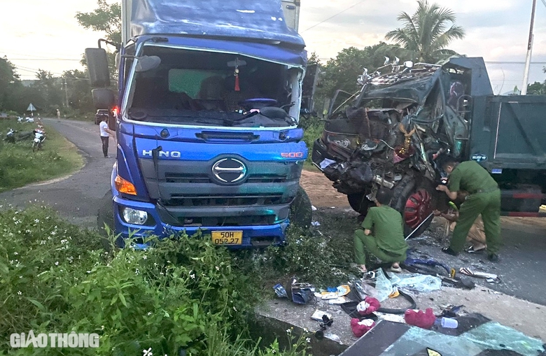 Hai t&agrave;i xế bị thương sau c&uacute; t&ocirc;ng mạnh giữa hai xe tải- Ảnh 1.