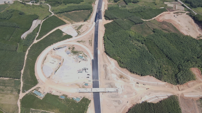 Hai n&uacute;t giao quan trọng kết nối TP Đồng Hới với cao tốc Bắc - Nam- Ảnh 2.