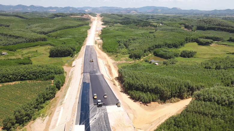 Hai n&uacute;t giao quan trọng kết nối TP Đồng Hới với cao tốc Bắc - Nam- Ảnh 1.