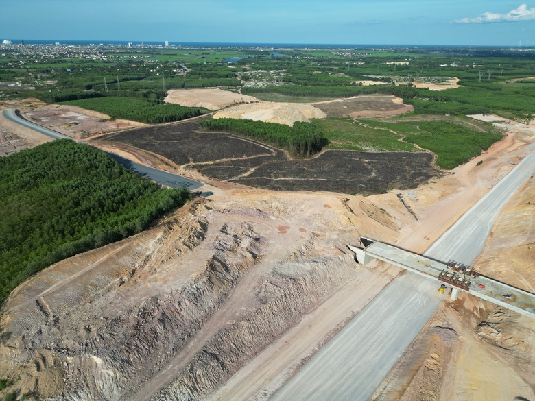 Hai n&uacute;t giao quan trọng kết nối TP Đồng Hới với cao tốc Bắc - Nam- Ảnh 7.