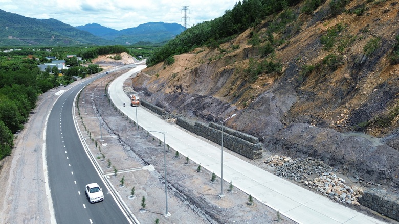 Lắp camera theo d&otilde;i sạt lở tr&ecirc;n đường v&agrave;nh đai 1.500 tỷ ở Đ&agrave; Nẵng - Ảnh 1.