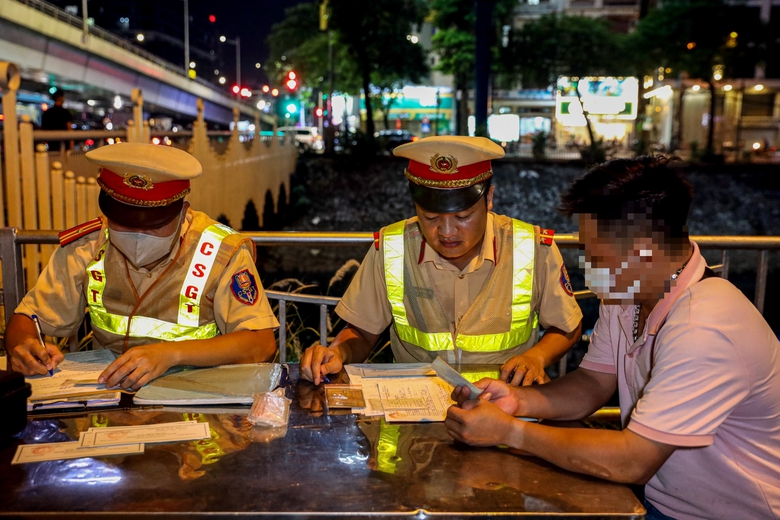 CSGT đo nồng độ cồn về đ&ecirc;m, h&agrave;ng loạt t&agrave;i xế xe m&aacute;y d&iacute;nh phạt- Ảnh 5.