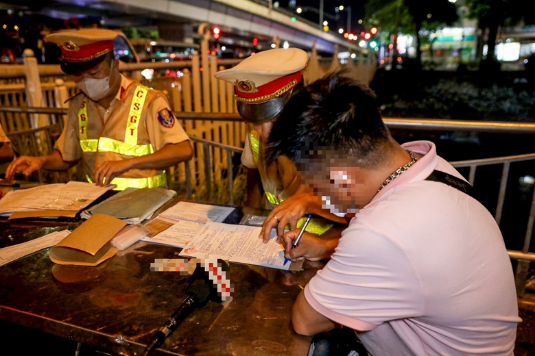 CSGT đo nồng độ cồn về đ&ecirc;m, h&agrave;ng loạt t&agrave;i xế xe m&aacute;y d&iacute;nh phạt- Ảnh 6.