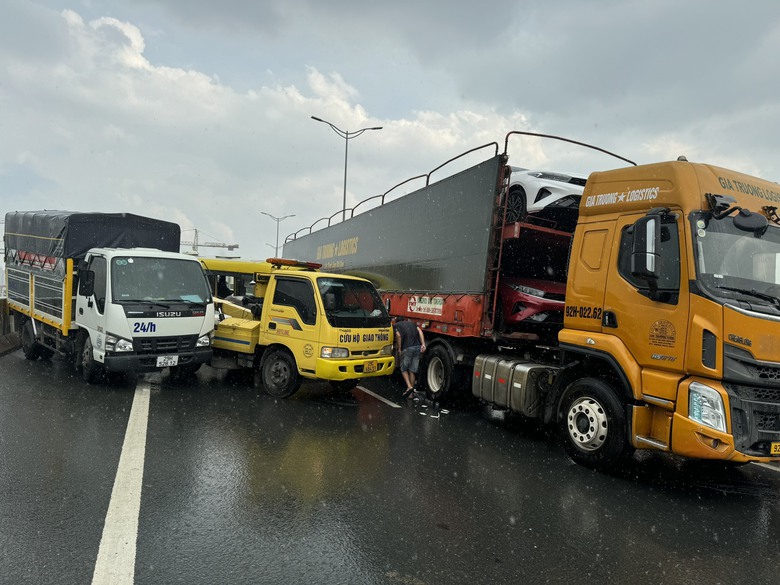 Tai nạn li&ecirc;n ho&agrave;n &ocirc; t&ocirc;, đường V&agrave;nh đai 3 tạm thời cấm xe l&ecirc;n ở một số đoạn- Ảnh 1.