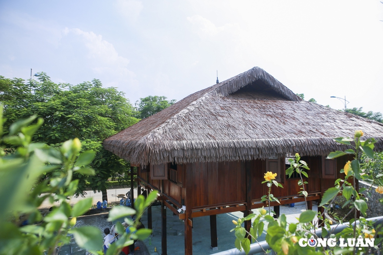 Nh&agrave; Tổng bộ Việt Minh phỏng dựng, x&acirc;y mới theo kiến tr&uacute;c nh&agrave; s&agrave;n truyền thống.