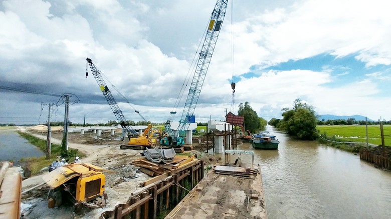 Nhà thầu thi công cao tốc trục ngang miền Tây đối phó mùa lũ thế nào?- Ảnh 4. Nhà thầu thi công cao tốc trục ngang miền Tây đối phó mùa lũ thế nào?- Ảnh 4.