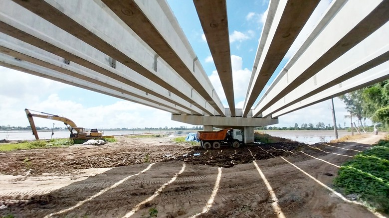 Nhà thầu thi công cao tốc trục ngang miền Tây đối phó mùa lũ thế nào?- Ảnh 3. Nhà thầu thi công cao tốc trục ngang miền Tây đối phó mùa lũ thế nào?- Ảnh 3.