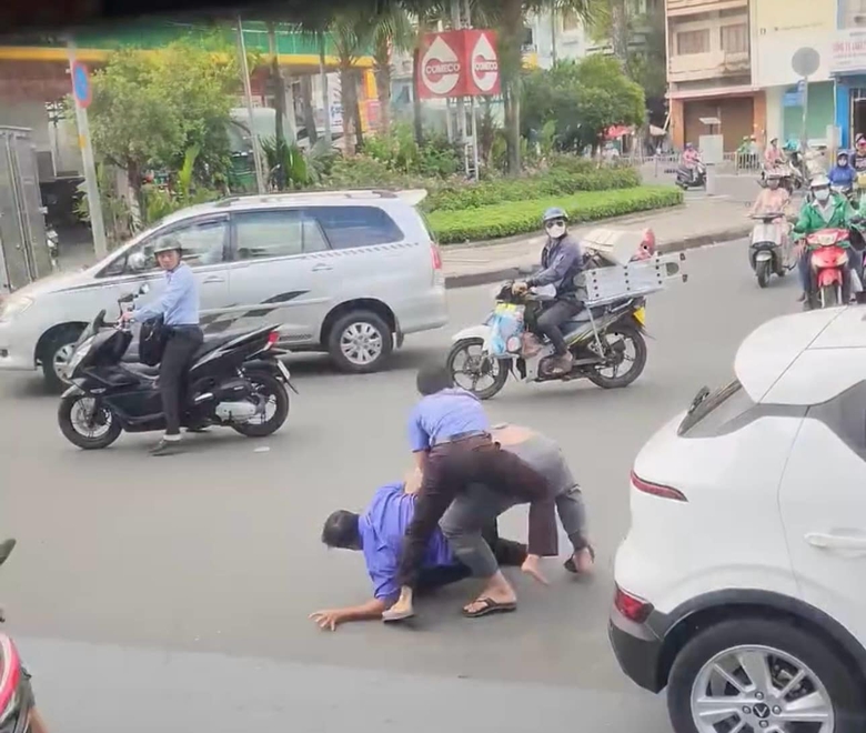 Tạm đ&igrave;nh chỉ t&agrave;i xế, tiếp vi&ecirc;n xe bu&yacute;t đ&aacute;nh nhau với t&agrave;i xế &ocirc; t&ocirc; c&ocirc;ng nghệ ở TP.HCM- Ảnh 1.