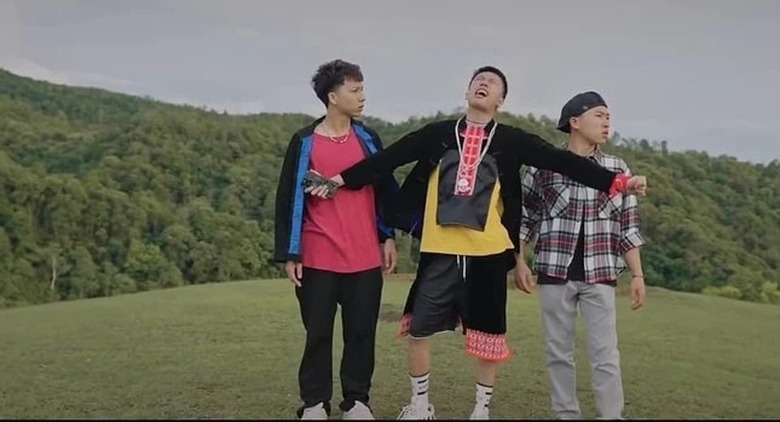 Phim "Đi giữa trời rực rỡ" vấp tranh c&atilde;i: &Ecirc;-k&iacute;p nhận lỗi, chưa hiểu văn h&oacute;a người Dao- Ảnh 3.